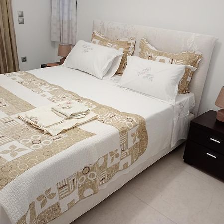 Coastal Garden Getaway Apartment Vári Екстериор снимка