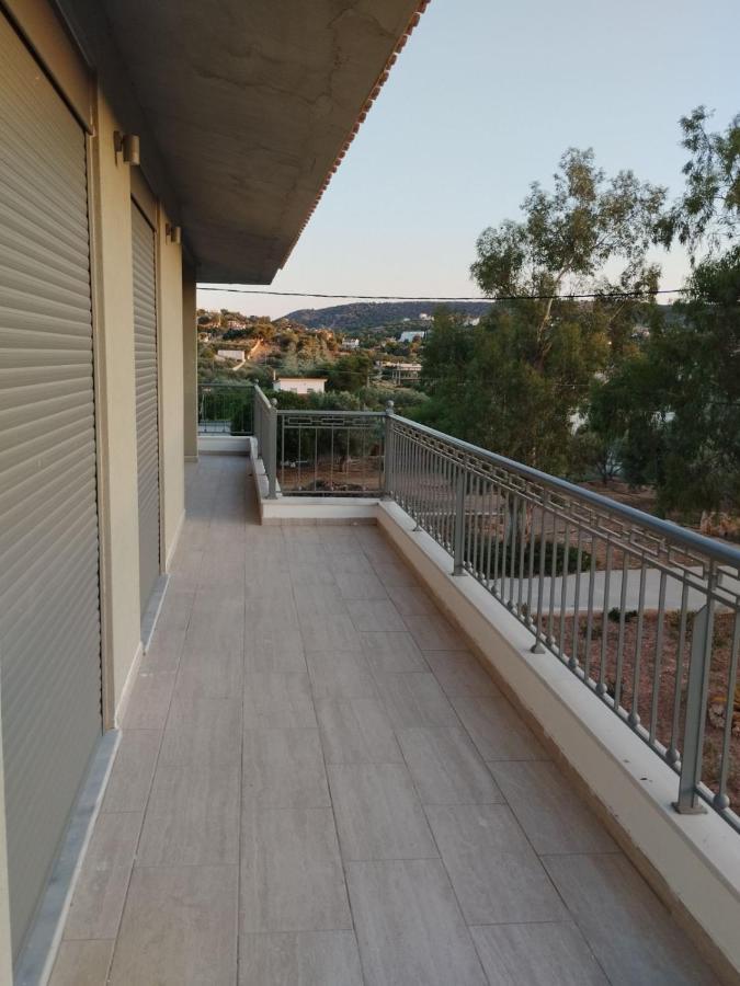 Coastal Garden Getaway Apartment Vári Екстериор снимка