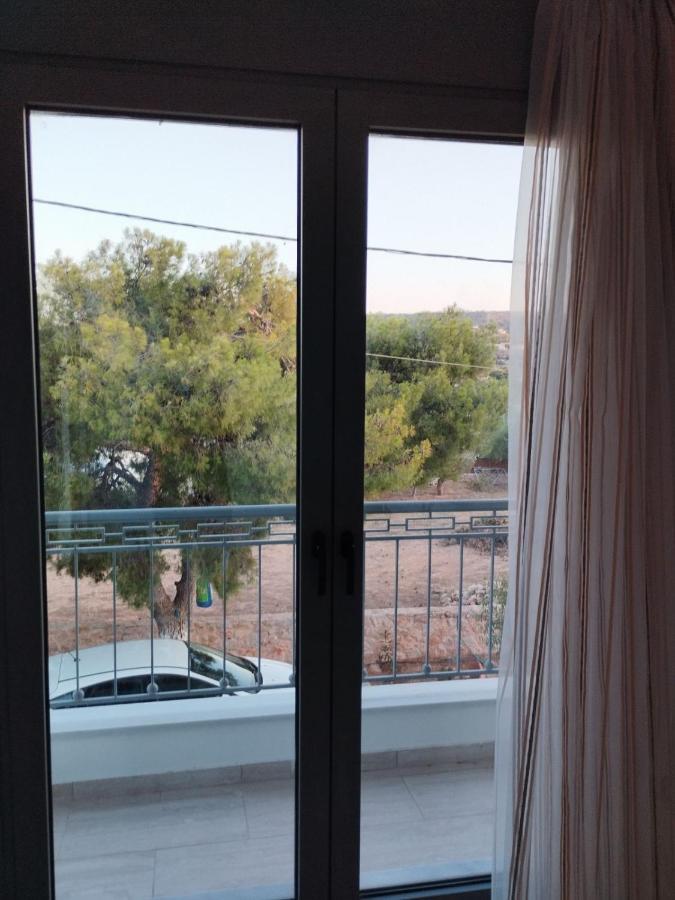 Coastal Garden Getaway Apartment Vári Екстериор снимка