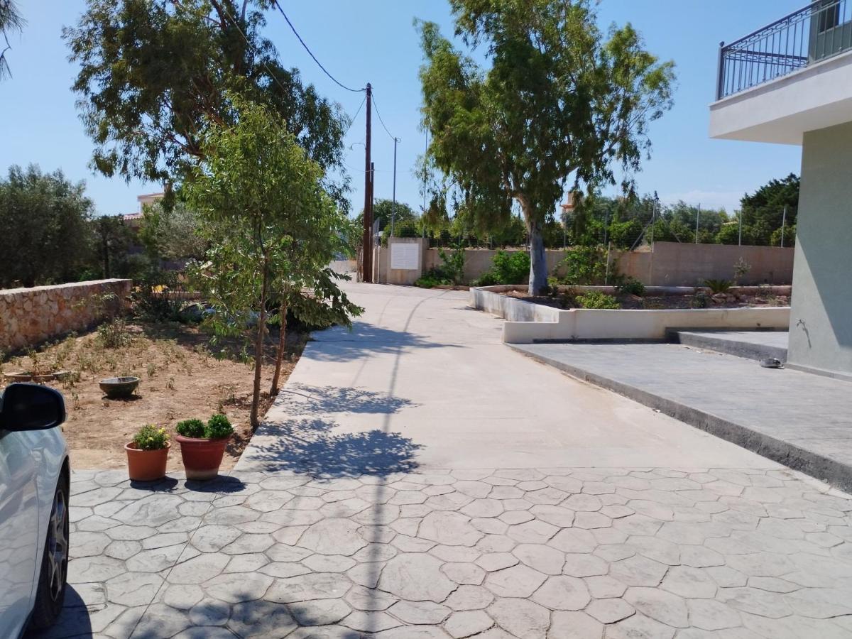 Coastal Garden Getaway Apartment Vári Екстериор снимка