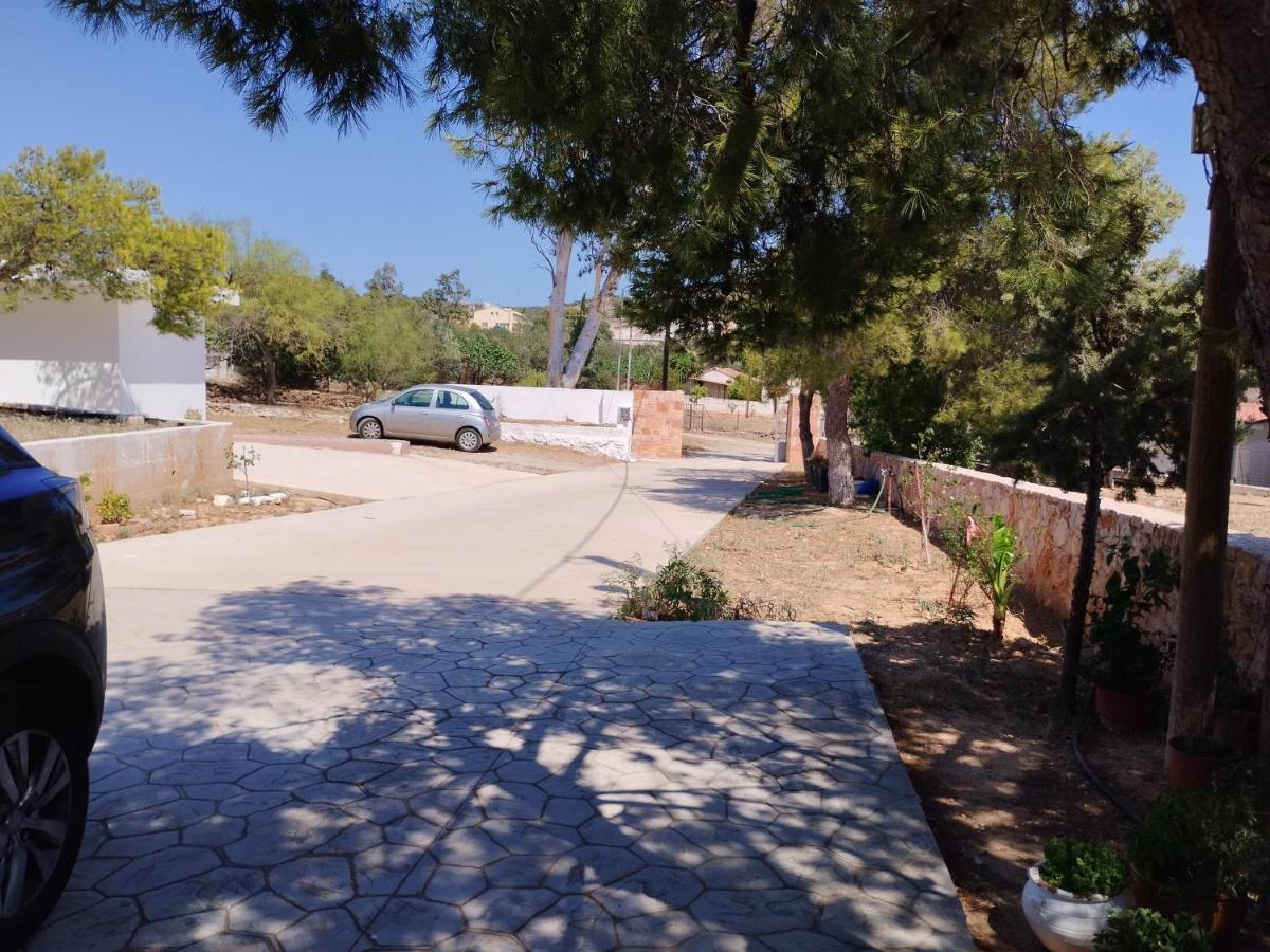 Coastal Garden Getaway Apartment Vári Екстериор снимка